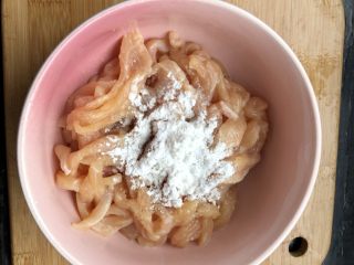 2、香菇鸡肉粥,一块鸡胸洗净切丝,放入少量料酒,胡椒粉,盐,鸡粉和淀粉抓匀,腌制半小时左右!