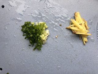 3、香菇鸡肉粥,葱切碎,姜切丝。