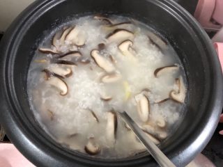 6、香菇鸡肉粥,放入香菇片继续煮十分钟左右!