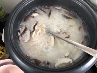 7、香菇鸡肉粥,放入腌制好的鸡丝,放适量盐大火煮至鸡丝变白。