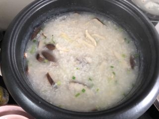 8、香菇鸡肉粥,滴入香油,调入鸡粉,撒上葱花就可以了。