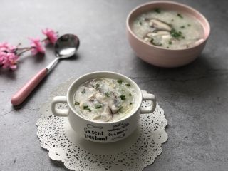 9、香菇鸡肉粥,满满一碗粥,大冷天吃很暖和。