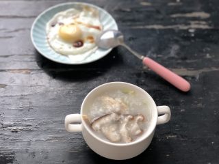 10、香菇鸡肉粥,再配个鸡蛋,超幸福。