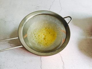 5、火龙果蒸蛋,取一个碗将蛋液用筛子过滤两遍