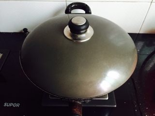 8、火龙果蒸蛋,盖上锅盖中火蒸七分钟