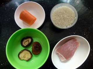 1、#宝宝辅食#香菇肉末胡萝卜粥,准备食材:大米，香菇，瘦肉，胡萝卜
