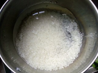 2、#宝宝辅食#香菇肉末胡萝卜粥,大米淘洗干净，放适量水浸泡