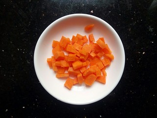 5、#宝宝辅食#香菇肉末胡萝卜粥,胡萝卜也切丁