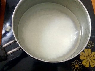 6、#宝宝辅食#香菇肉末胡萝卜粥,大米加入适量比例的水，开始熬粥