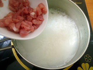 8、#宝宝辅食#香菇肉末胡萝卜粥,加入肉末