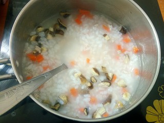 10、#宝宝辅食#香菇肉末胡萝卜粥,继续熬煮
