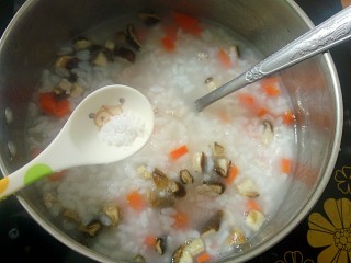 11、#宝宝辅食#香菇肉末胡萝卜粥,粥熬好后，加入少许的盐调味，搅拌均匀即可关火(小朋友吃尽量少放盐，更健康)