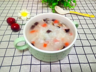 12、#宝宝辅食#香菇肉末胡萝卜粥,美味又营养的儿童粥熬好了，刚好两碗的份量，大宝小宝一人一碗。