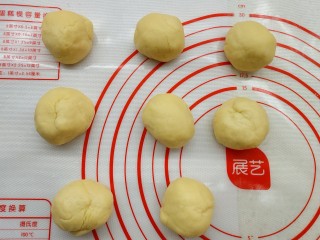 4、香甜可口的紫米华夫饼,取出发酵好的面团，排气，平均分成每个45g左右，大小一样比较好看，而且熟的时间也一样。