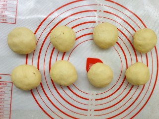 7、香甜可口的紫米华夫饼,依次做好八个。