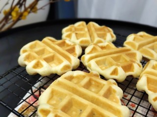 11、香甜可口的紫米华夫饼,放架子上，晾一晾