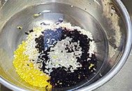 1、砂锅杂粮豆沙粥,各种谷类洗净，放入砂锅里