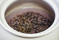 2、砂锅杂粮豆沙粥,加入足量的水，水的高度要比米的高度高出3-4倍