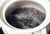 3、砂锅杂粮豆沙粥,大火煮开，煮沸转小火，盖锅盖慢煮