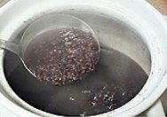 4、砂锅杂粮豆沙粥,煮到米都开花，粥开始浓稠