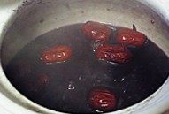 5、砂锅杂粮豆沙粥,加入大枣和葡萄干继续煮5分钟