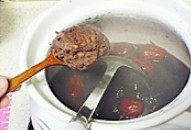 6、砂锅杂粮豆沙粥,加入红豆沙，熬至粥再次沸且浓稠即可关火
