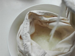 6、北京奶酪卷,把牛奶倒入过滤袋中