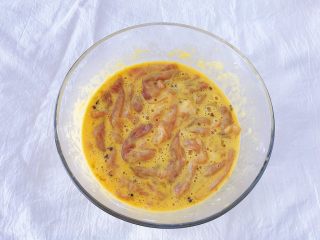 6、馋哭小孩的灵魂小酥肉,搅拌好之后沉淀一会