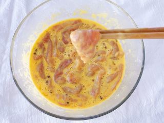 7、馋哭小孩的灵魂小酥肉,直到用筷子夹起不会滴入浆汁即可