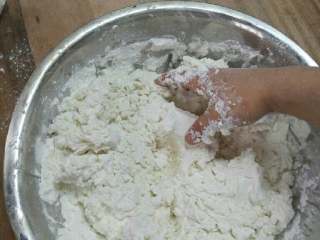 1、空心麻球,先将糯米粉加水揉好。