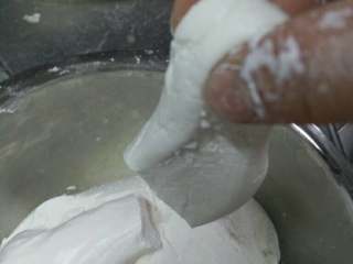 2、空心麻球,揉成这种程度然后下水煮熟。