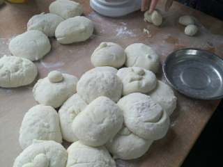 4、空心麻球,打均匀后分250克一个，粘芝麻用保鲜膜包起来。