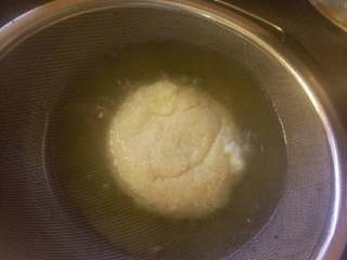 5、空心麻球,下锅炸制，不停翻，滚。不需要按。和压。3到5分钟可以炸一个。