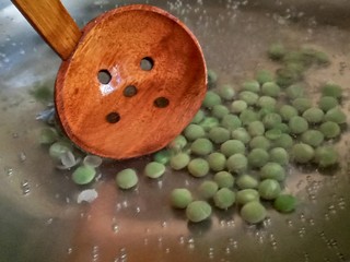 3、耳光炒饭,烧一锅热水，放入豌豆，汆煮2分钟