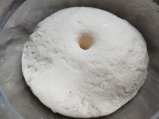 2、儿童小笼包  新文美食,发好的面团明显增大，点一下不回缩就是发好了。