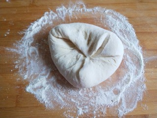 3、儿童小笼包  新文美食,分成两份加干面粉反复揉搓醒放。