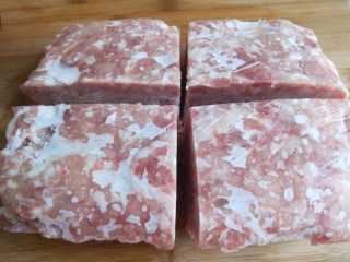 4、儿童小笼包  新文美食,猪肉馅是超市买回来成盒的，冷藏的，要提前拿出来，切成四份，我用一份，其余的放入冰箱冷藏。