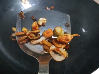 6、儿童小笼包  新文美食,锅中倒入适量油烧热爆香花椒，葱姜蒜，变色捞出来留底油。