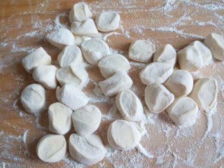 8、儿童小笼包  新文美食,这会儿的面团醒放好了，做成和饺子大小的剂子，擀成皮。