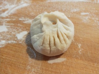 10、儿童小笼包  新文美食,和大包子包的手法一样，薄皮大馅。