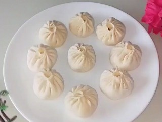 13、儿童小笼包  新文美食,出锅的包子宝贝儿自己就吃了一盘。