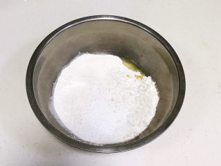 1、吉祥如意小猪馒头,往盆内加入中筋面粉、细砂糖和玉米油。