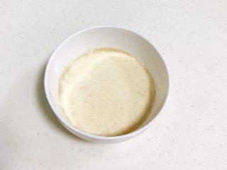 2、吉祥如意小猪馒头,往牛奶中加入酵母粉,用筷子拌匀。