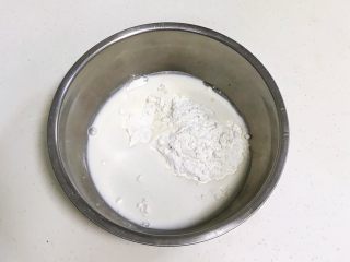 3、吉祥如意小猪馒头,把拌匀的液体倒入粉类中。