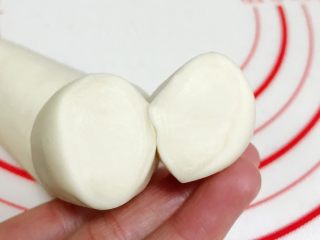 5、吉祥如意小猪馒头,把面团揉至光滑,切开面团是没有气孔的,就说明揉到位了。