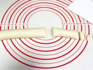 6、吉祥如意小猪馒头,把面团搓成长条状,分成110克(小猪)、65克(橘子)、3克(小猪鼻子和耳朵)和2个1克(橘子的叶子和蒂)的面团。