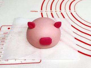 10、吉祥如意小猪馒头,然后刷点清水粘到小猪的脸上。