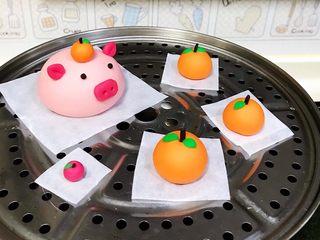 14、吉祥如意小猪馒头,做好的造型馒头发至近1.5倍大时,放入蒸锅中。