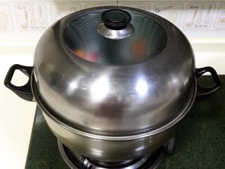 15、吉祥如意小猪馒头,水煮沸后继续蒸10分钟,蒸完焖5分钟再打开。