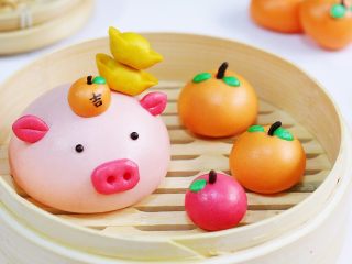 17、吉祥如意小猪馒头,也可以预留出一点面团加黄色色素做成元宝。